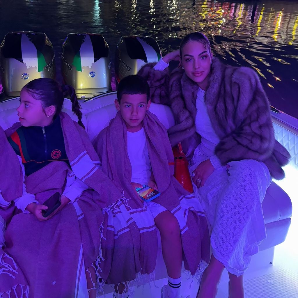 Georgina Rodríguez mit ihren Kindern in Dubai
