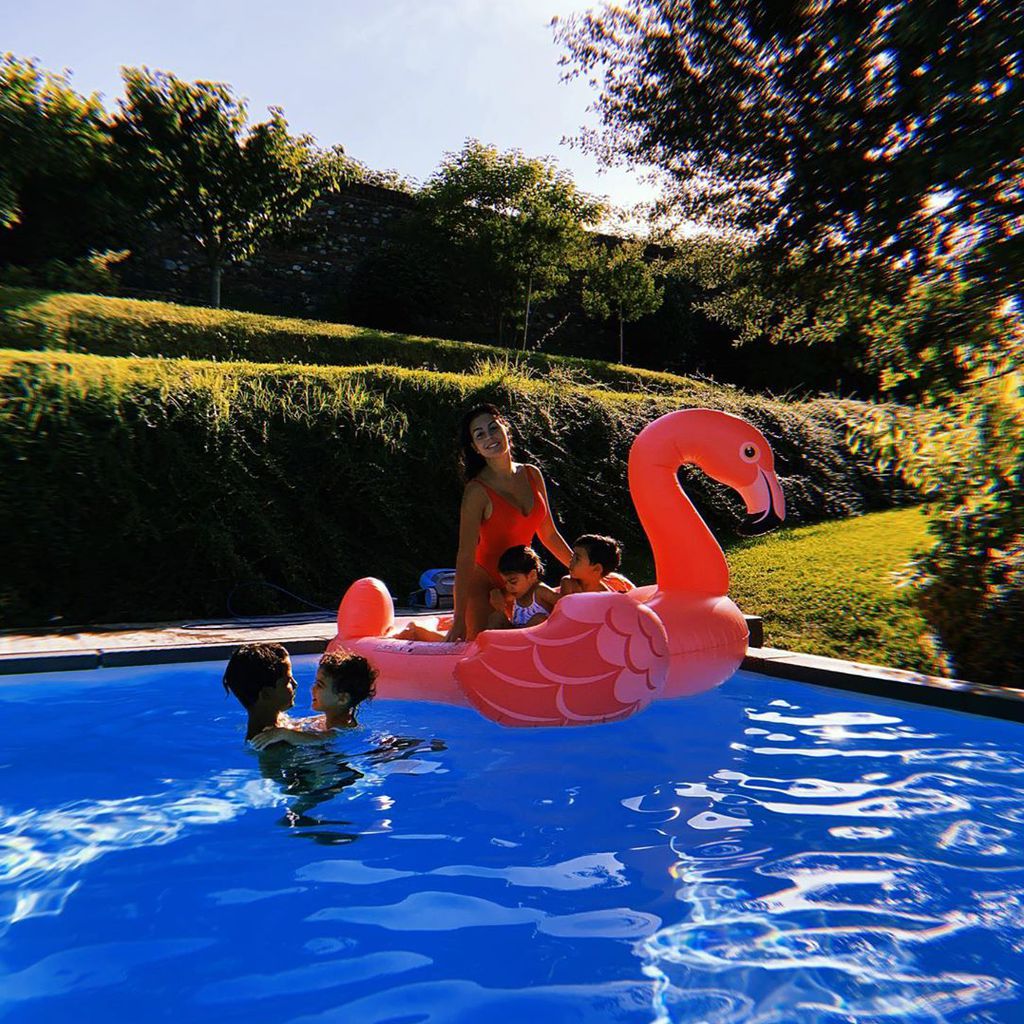Georgina Rodriguez mit ihren und Cristiano Ronaldos Kindern