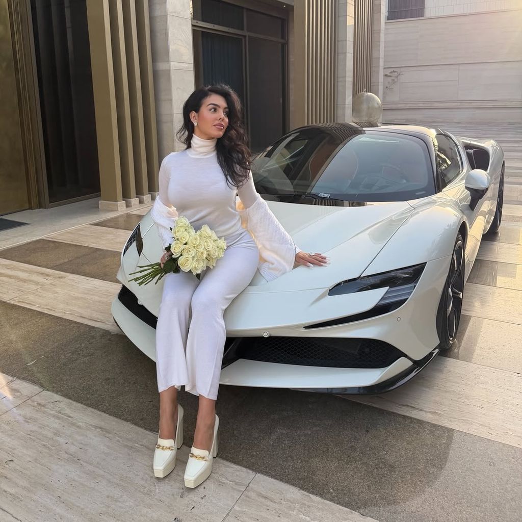 Georgina Rodríguez posiert auf ihrem Auto, Februar 2026