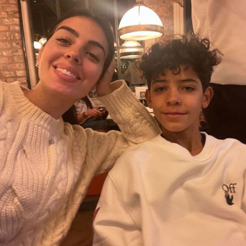 Georgina Rodriguez und Cristiano Ronaldo Jr. im November 2021