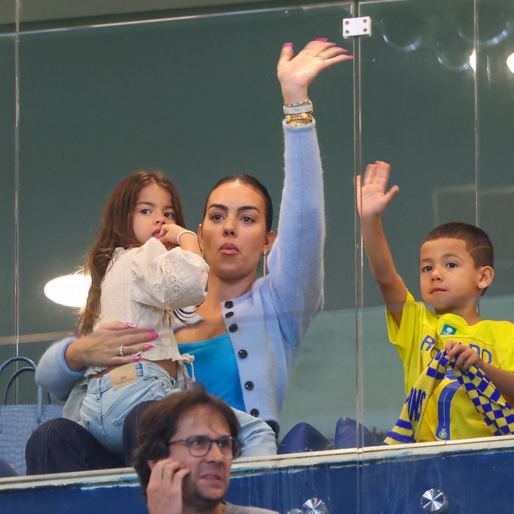 Cristiano Ronaldos Partnerin Georgina Rodríguez mit ihren Kindern, Dezember 2023