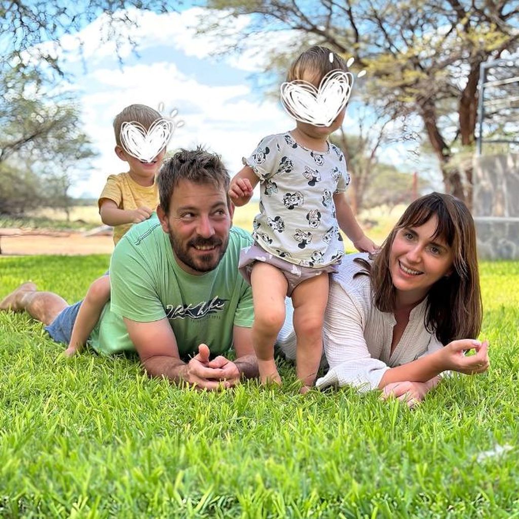 Gerald und Anna Heiser mit ihren Kindern im April 2024