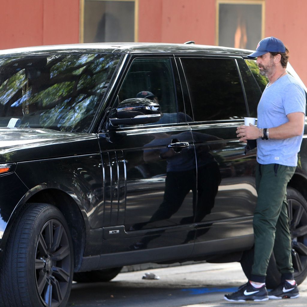 Gerard Butler mit seinem SUV