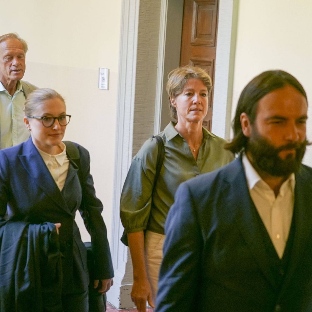 Christina Block mit Gerhard Delling und ihren Verteidigern Paula Wlodarek und Ingo Bott, August 2025