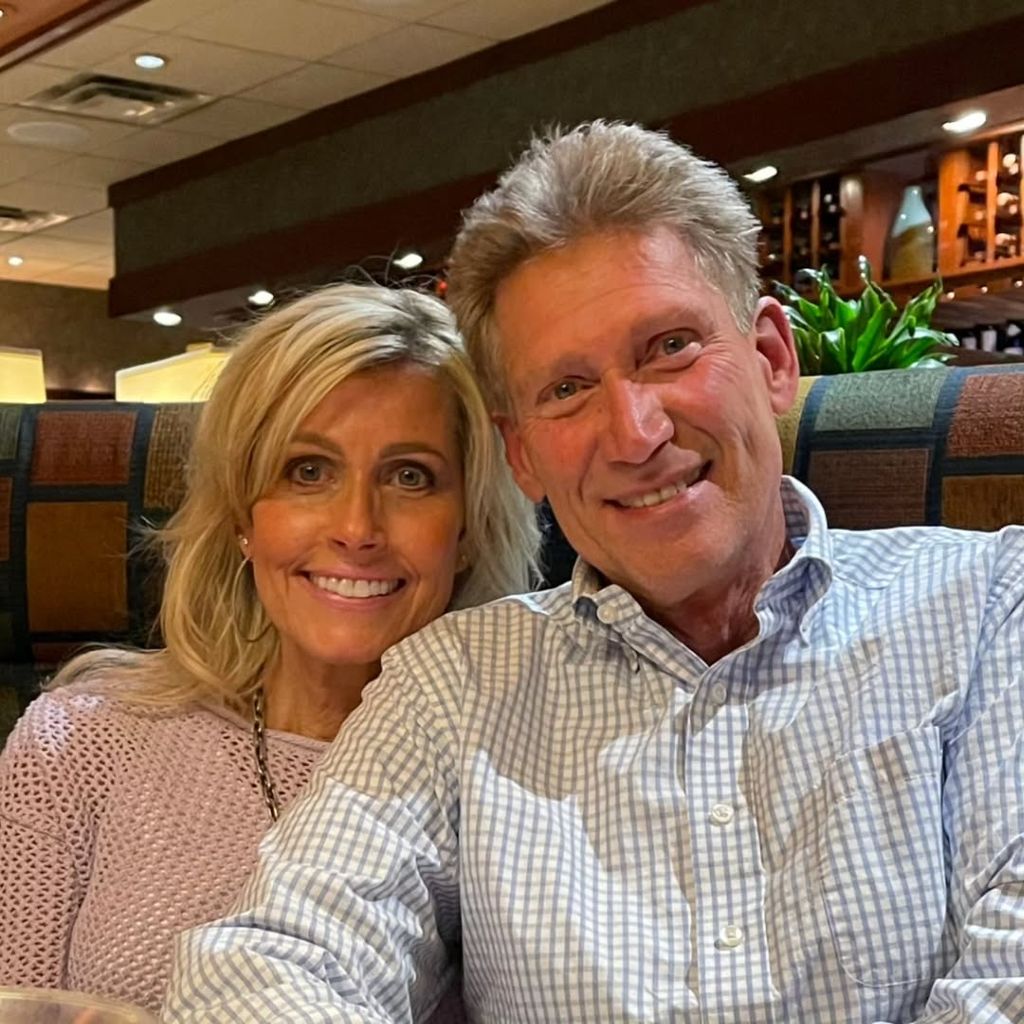 Gerry Turner und Lana Sutton lächeln für ein Selfie