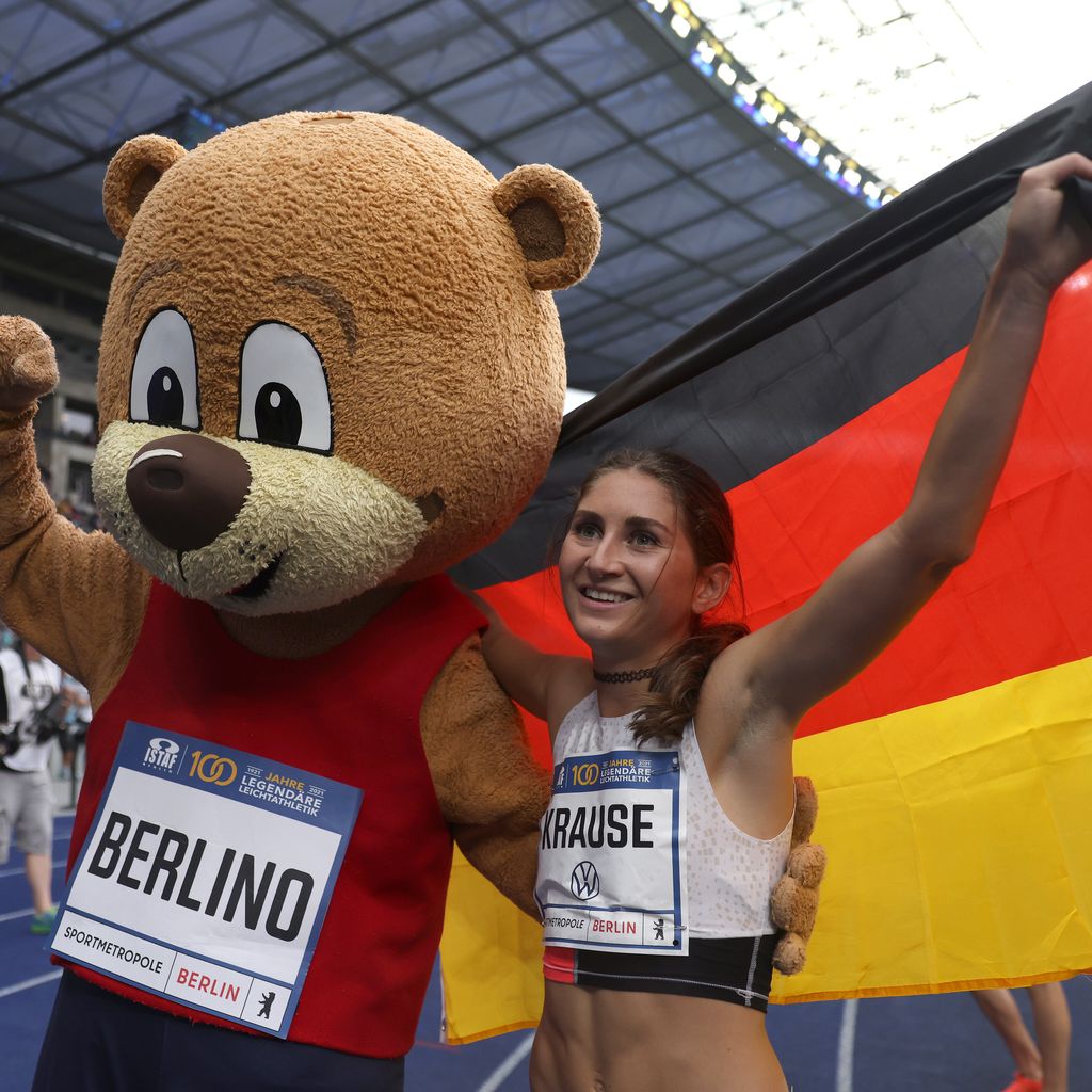 Gesa Felicitas Krause feiert ihren Sieg beim ISTAF 2021