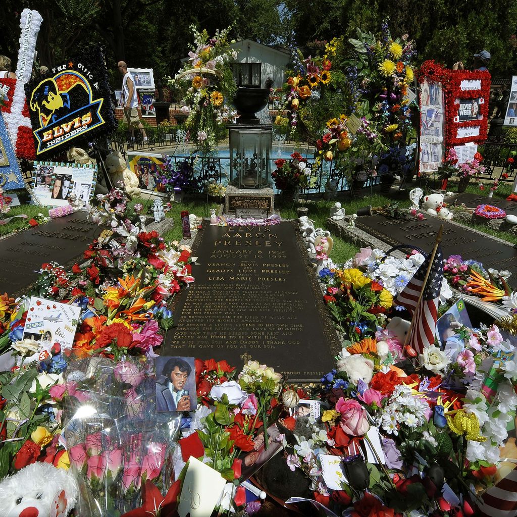 Geschenke und Blumen für Elvis Presley an seinem Grab in Graceland am 16. August 2010, fotografiert von Timothy A. Clary/Afp via Getty Images