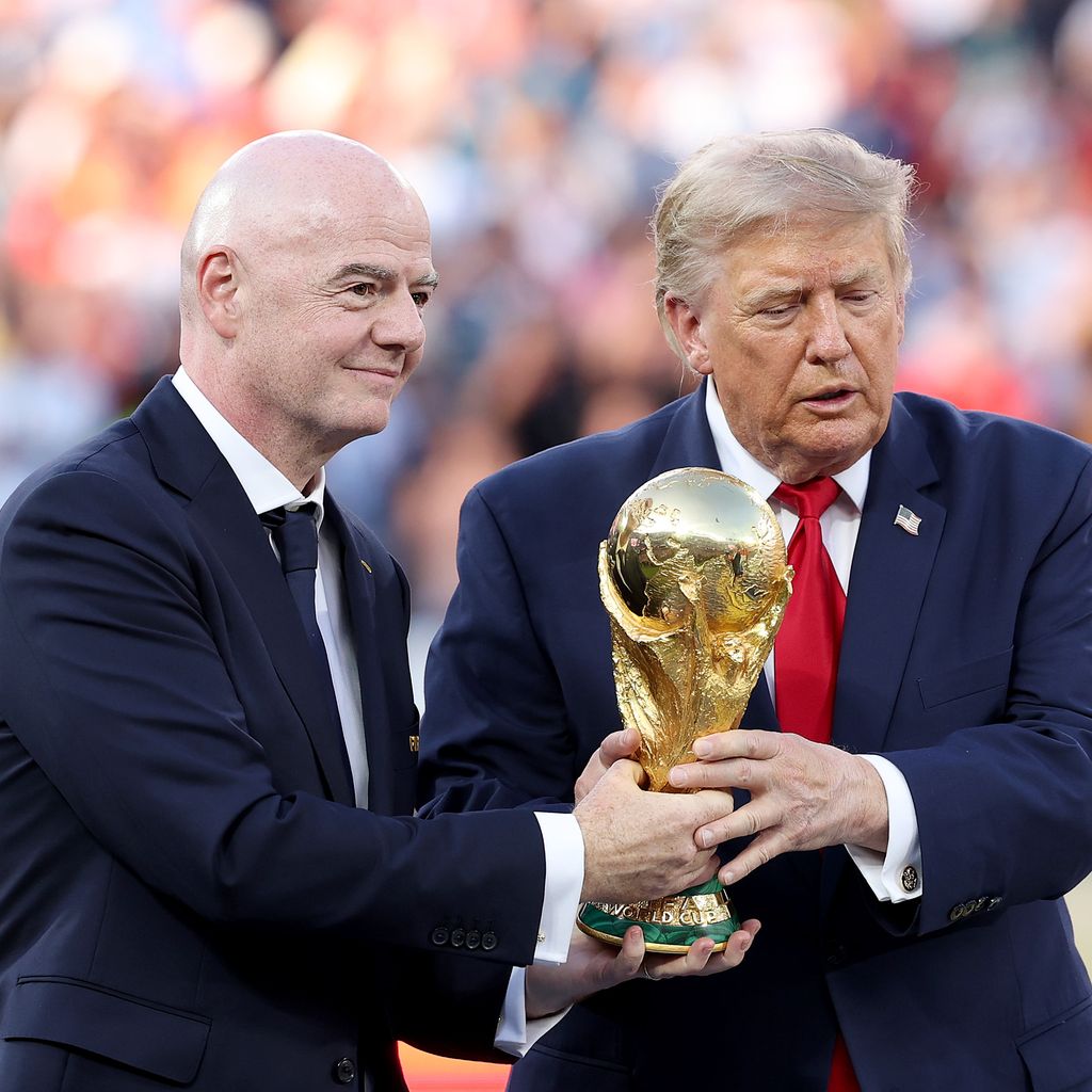 Gianni Infantino und Donald Trump präsentieren den WM-Pokal bei der Siegerehrung in East Rutherford, 19. Juli 2026