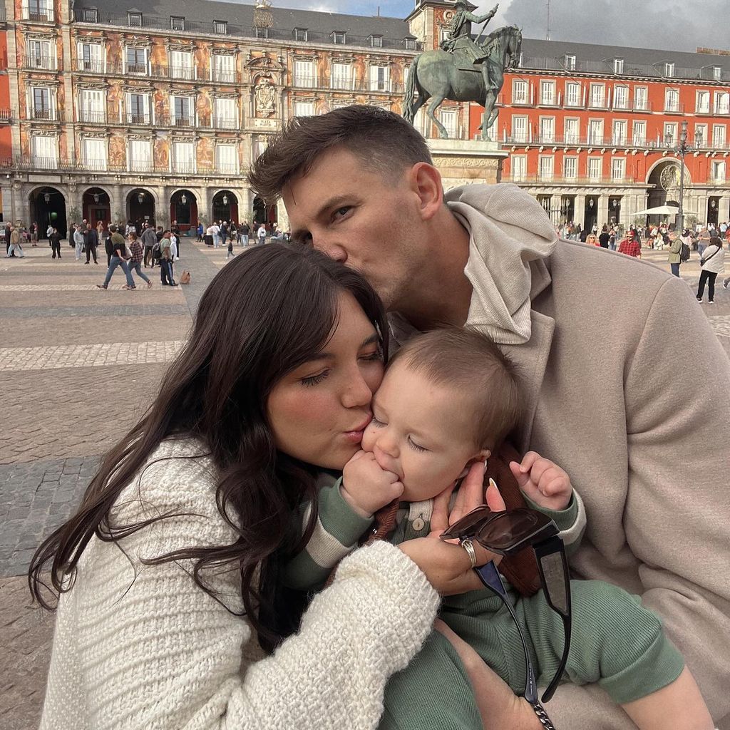 Giannina Gibelli und Blake Horstmann mit ihrem Baby, November 2024