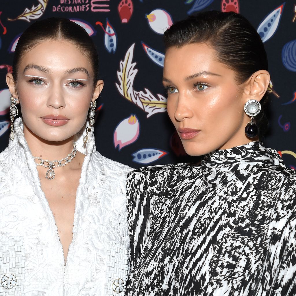 Gigi Hadid und Bella Hadid bei der Harper's Bazaar Exhibition während der Paris Fashion Week 2020 im Musée des Arts Décoratifs