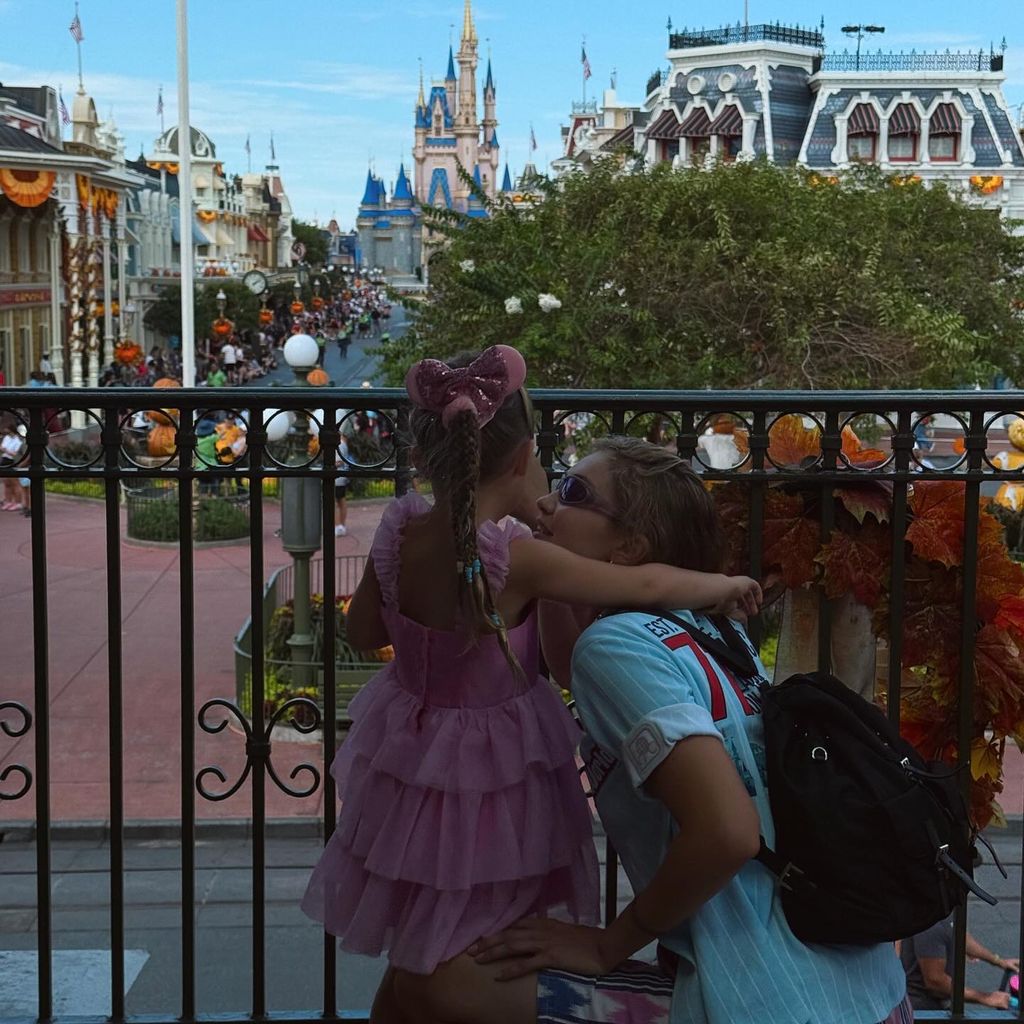Gigi Hadid mit ihrer Tochter Khai im Disneyland, Oktober 2024