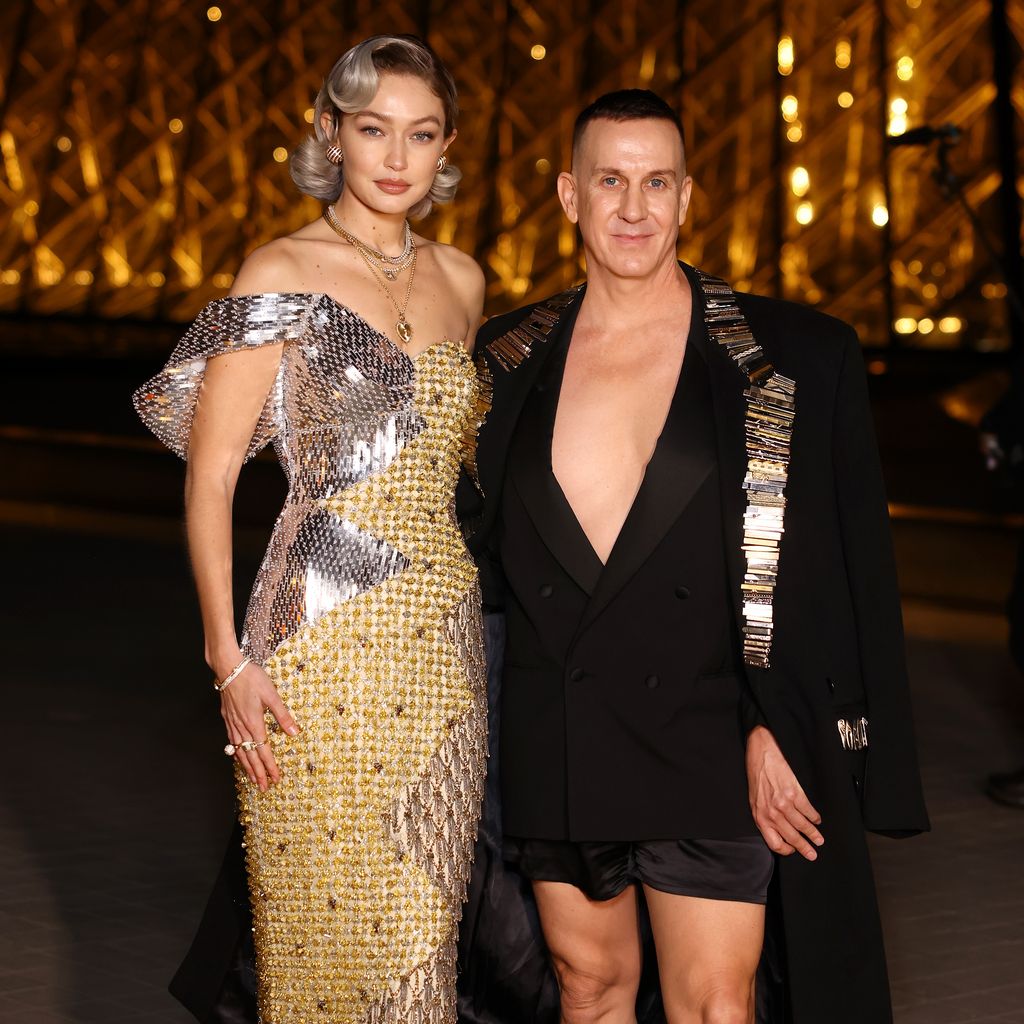 Gigi Hadid und Jeremy Scott in Paris, März 2025