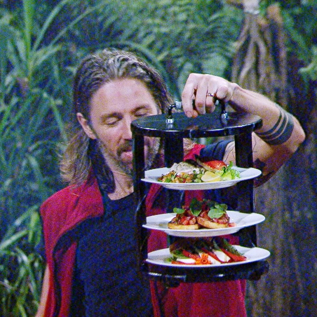 Gil Ofarim mit den Menüs für das letzte Abendmahl, Dschungelcamp 2026