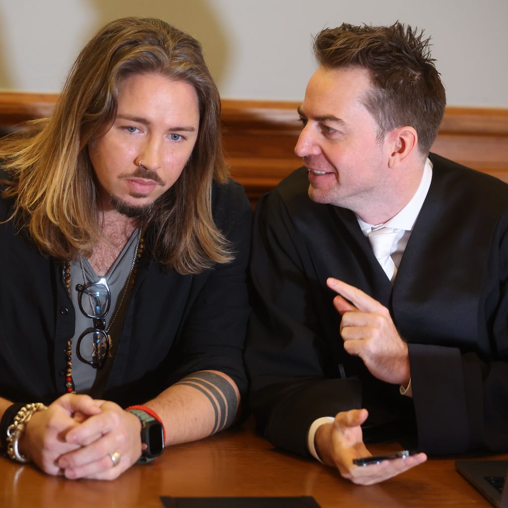 Gil Ofarim mit seinem Anwalt Alexander Stevens