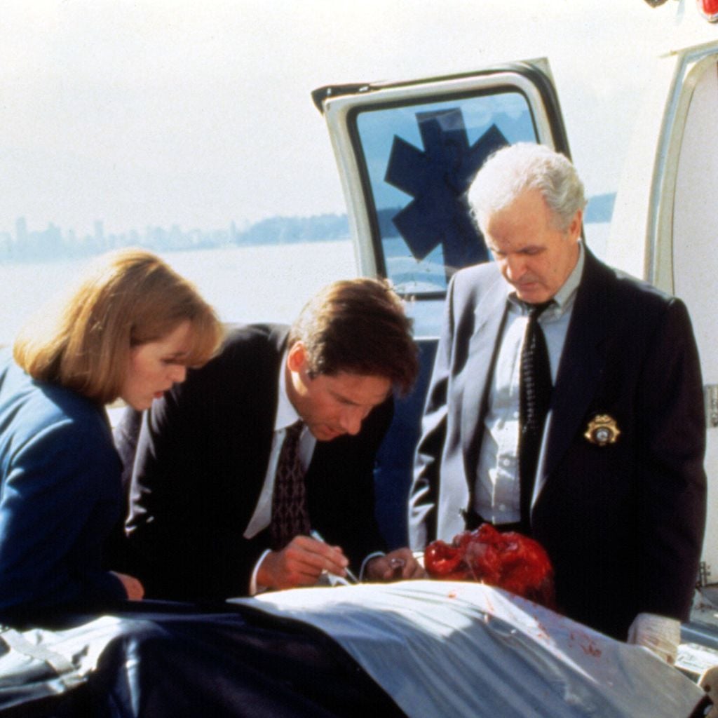 Gillian Anderson, David Duchovny und James Handy am Set von "The X-Files" (1995)