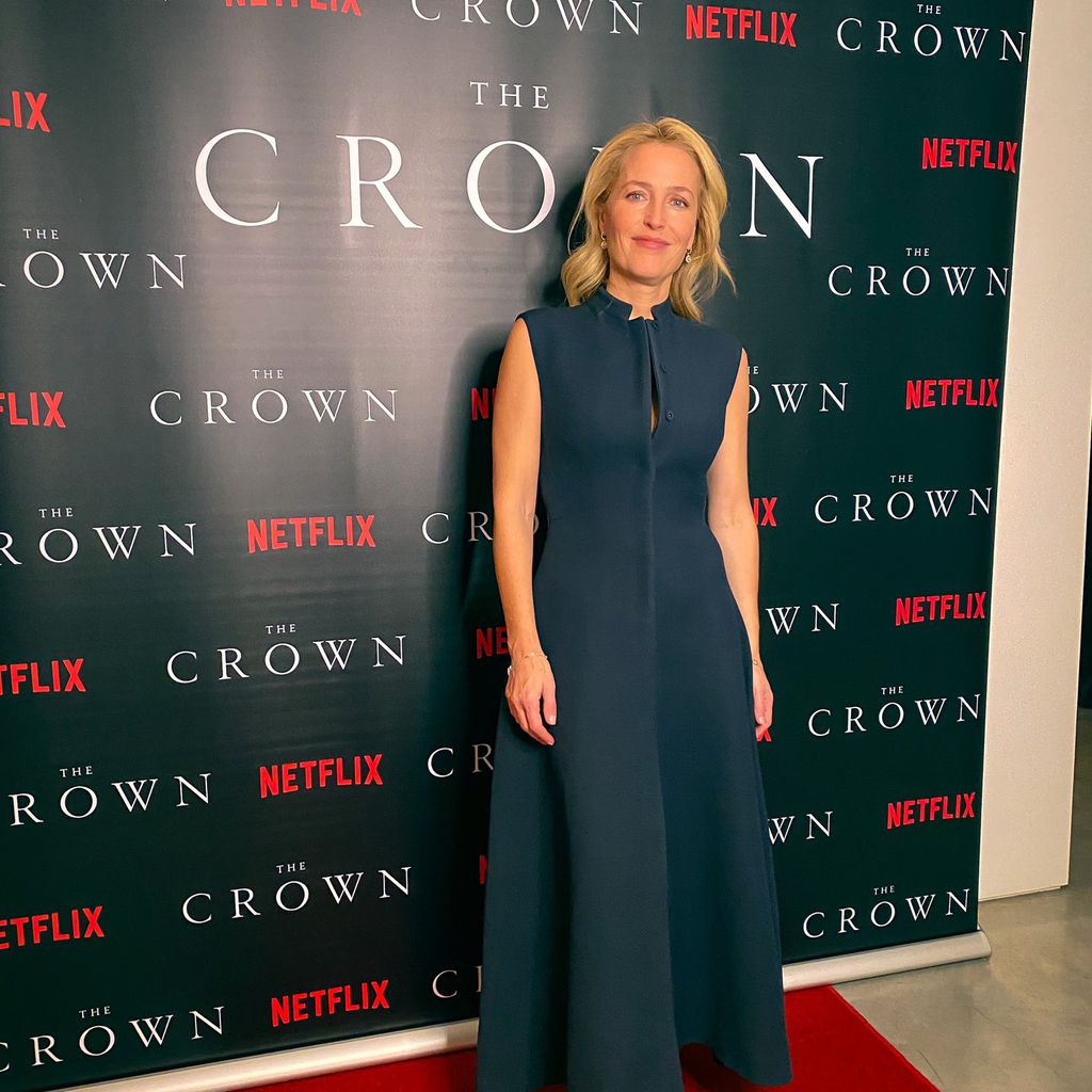 Gillian Anderson zu Hause bei der "The Crown"-Premiere