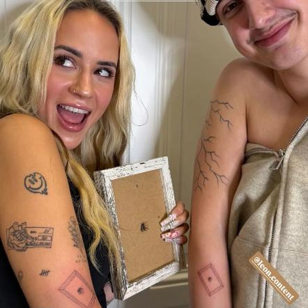 Gina Beckmann und Leon Content zeigen ihr neues Tattoo der "Glückswimper"