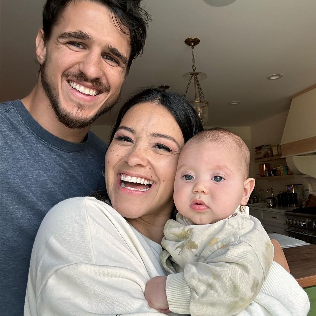 Gina Rodriguez mit ihrem Ehemann und Baby Charlie