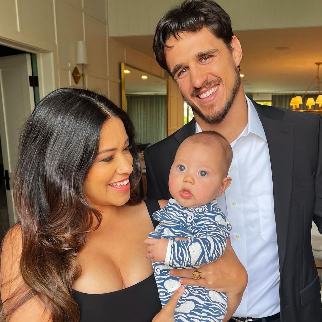 Gina Rodriguez mit ihrem Baby Charlie und Ehemann Joe