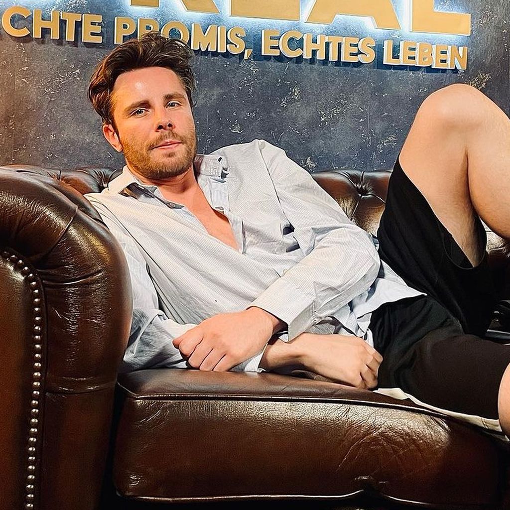 Gino Bormann liegt auf Couch