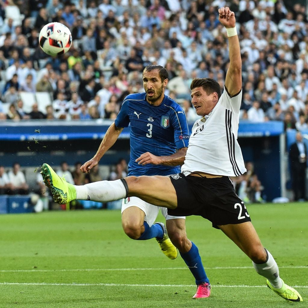 Giorgio Chiellini und Mario Gomez