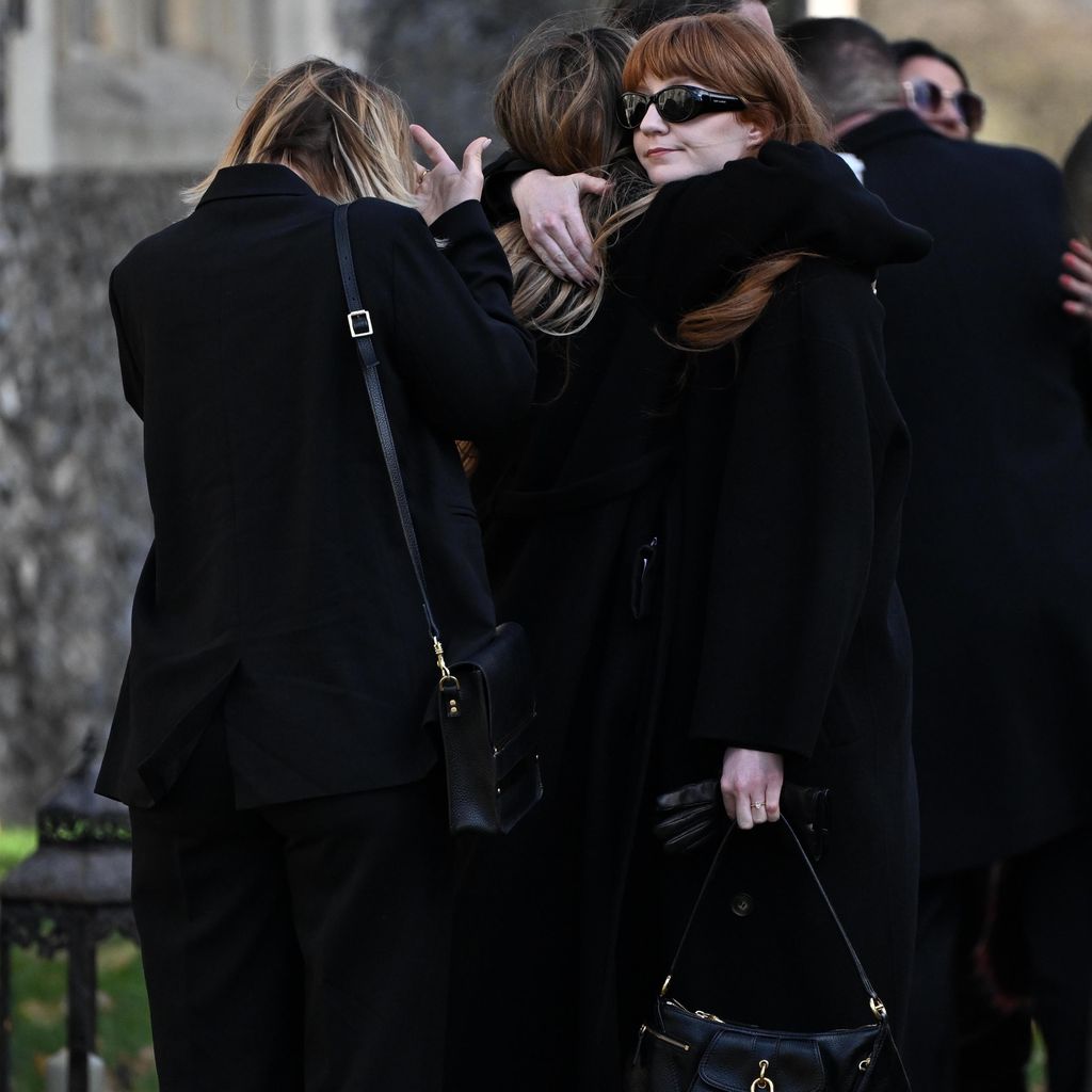 Girls Alouds Nicola Roberts und Kimberley Walsh auf der Beerdigung von Liam Payne