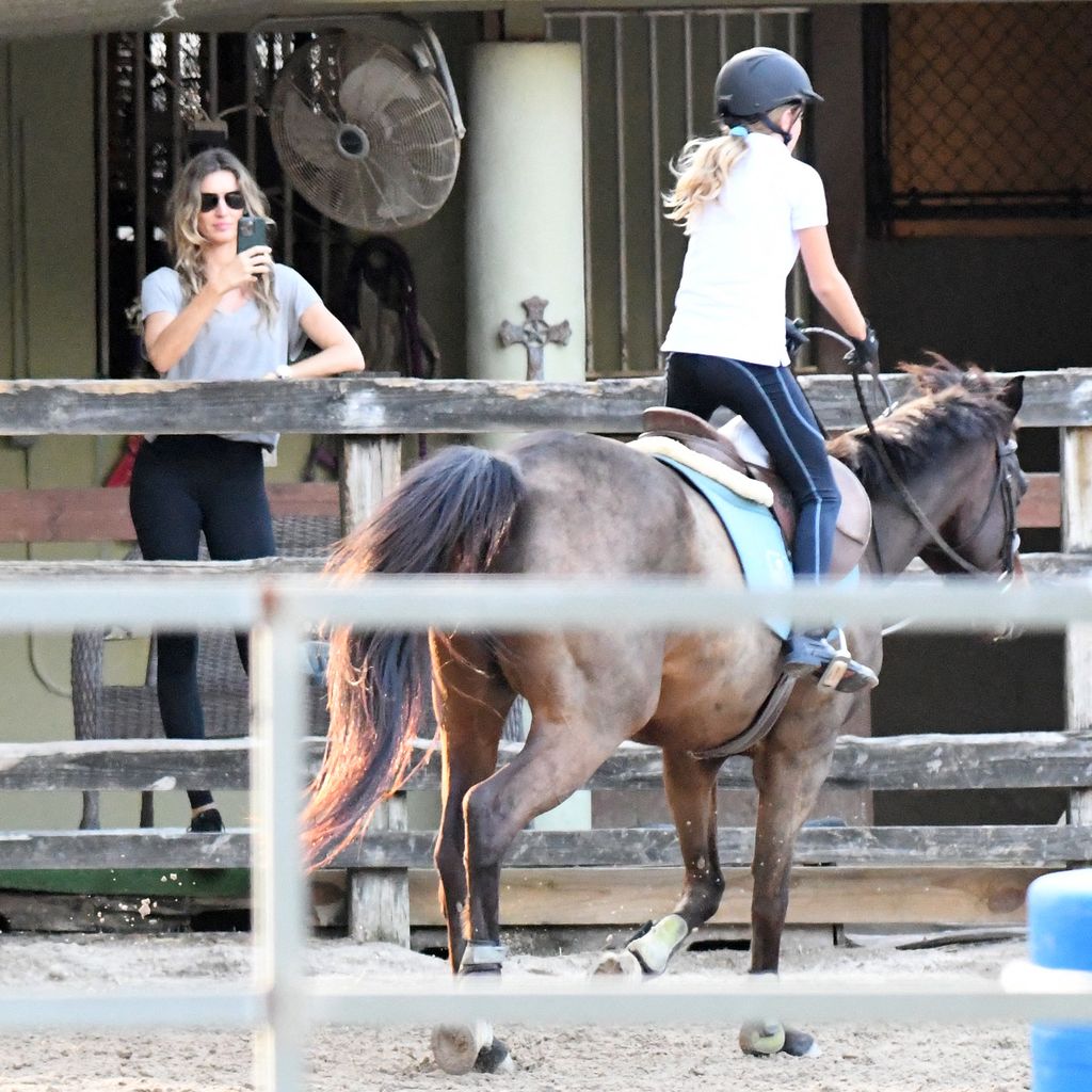 Gisele Bündchen und Tochter Vivian in Miami Beach im Februar 2023