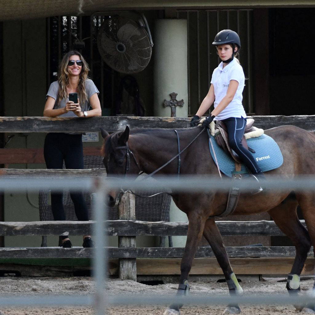 Gisele Bündchen und ihre Tochter Vivian in Miami Beach im Februar 2023