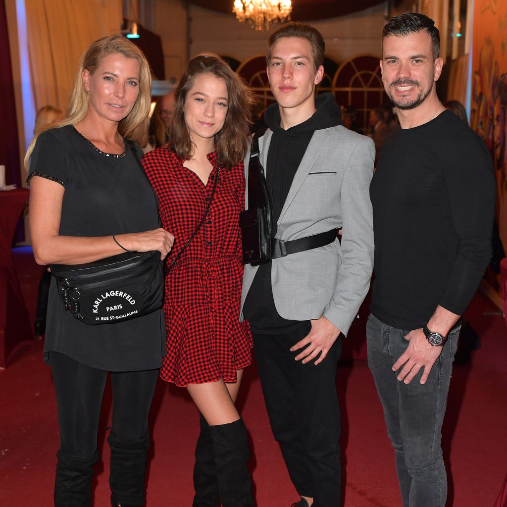 Giulia Siegel mit ihren Kids Mia und Nathan und ihrem Partner Ludwig Heer