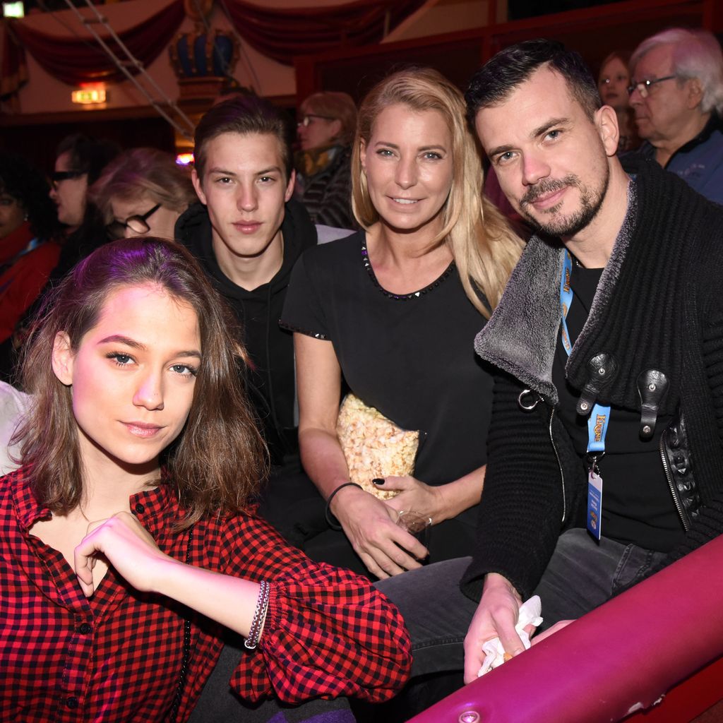 Giulia Siegel mit Freund Ludwig Heer (r.) und den Zwillingen Mia und Nathan Wehrmann