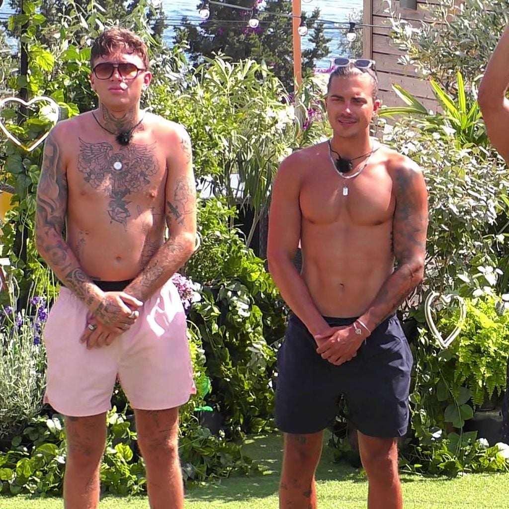 Giuliano Hediger, Tim Kühnel, Nelson Henry und Jannik Kontalis in der Casa Amor bei "Love Island VIP"