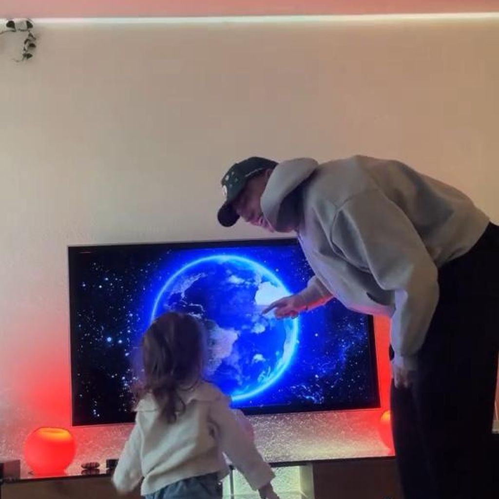 Giuliano Lorenzo Hediger zeigt Tochter Ileyna die Erde