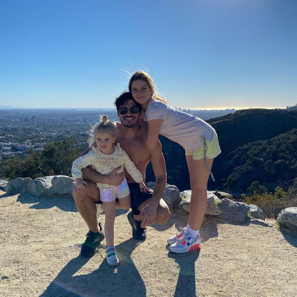 Gleb Savchenko mit seinen Töchtern