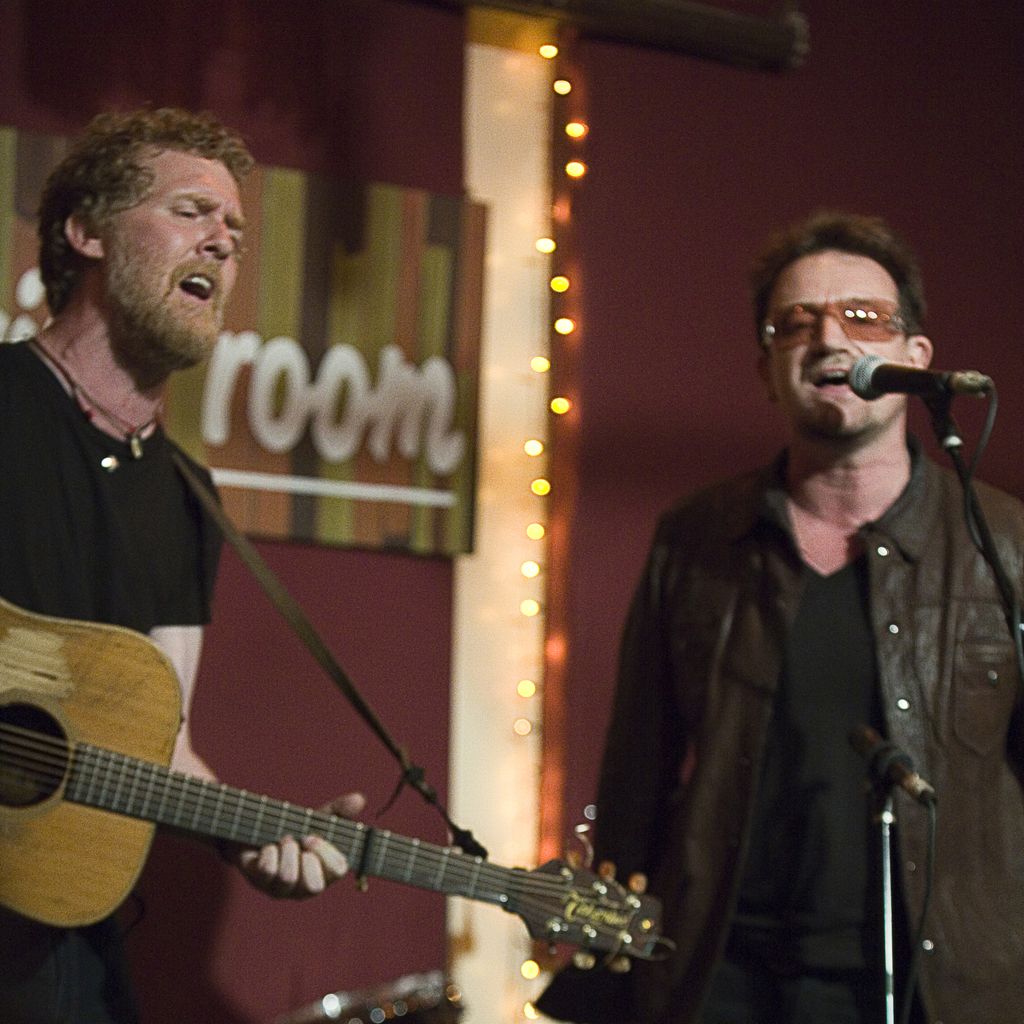 Glen Hansard und Bono feiern "Once"-Tony-Nominierungen mit einem spontanen Auftritt im The Living Room, New York, 8. Mai 2012