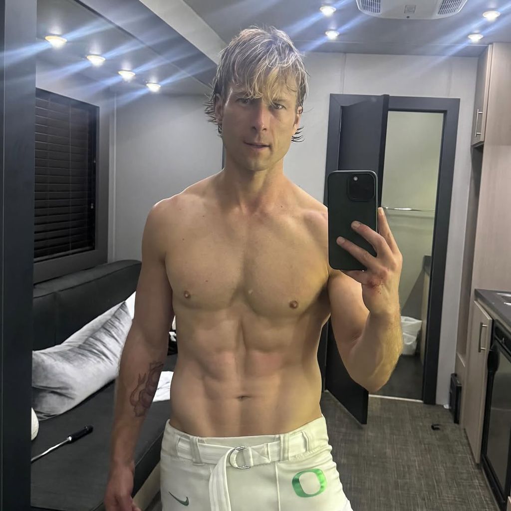 Glen Powell zeigt sein Sixpack