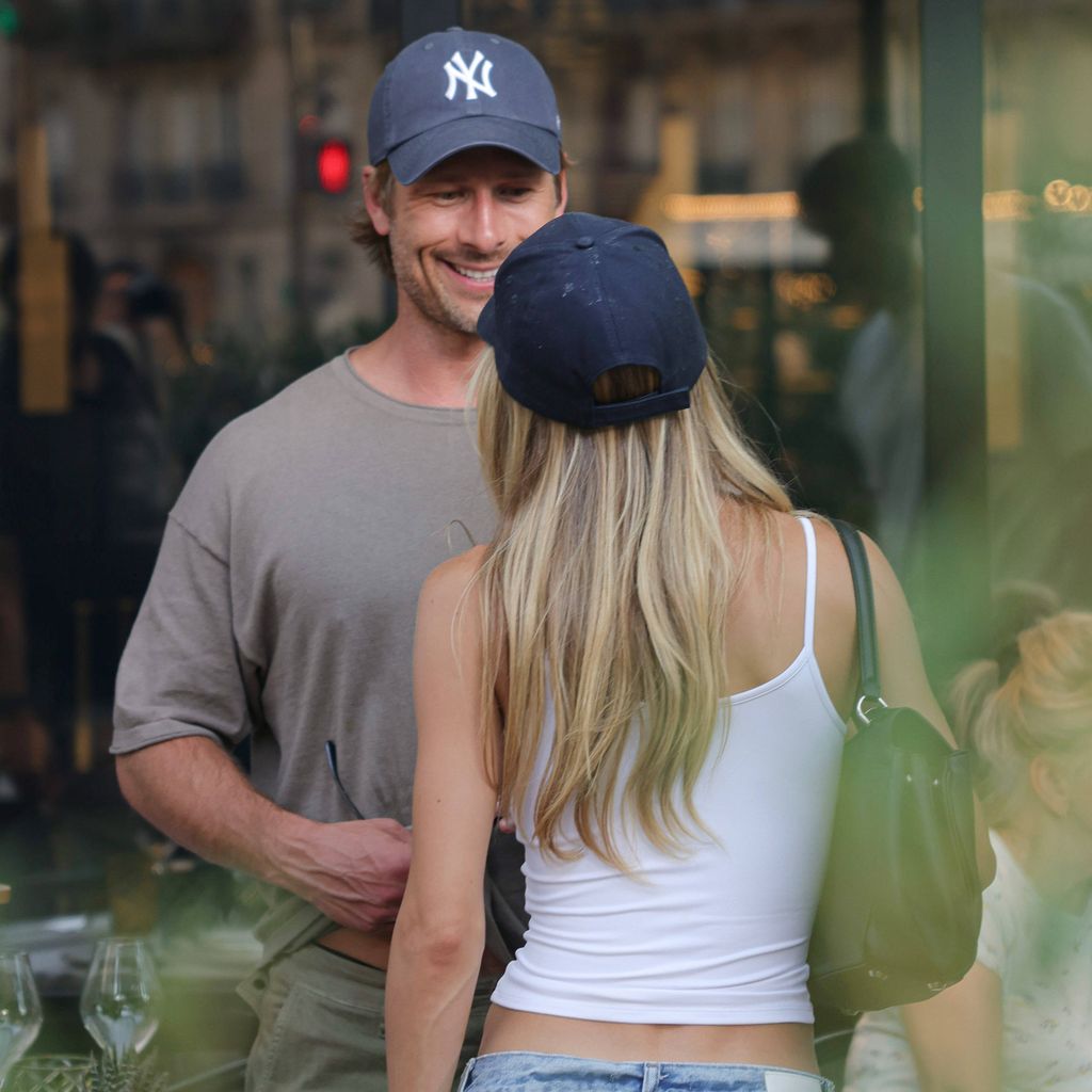 Glen Powell und Michelle Randolph in Paris, August 2026