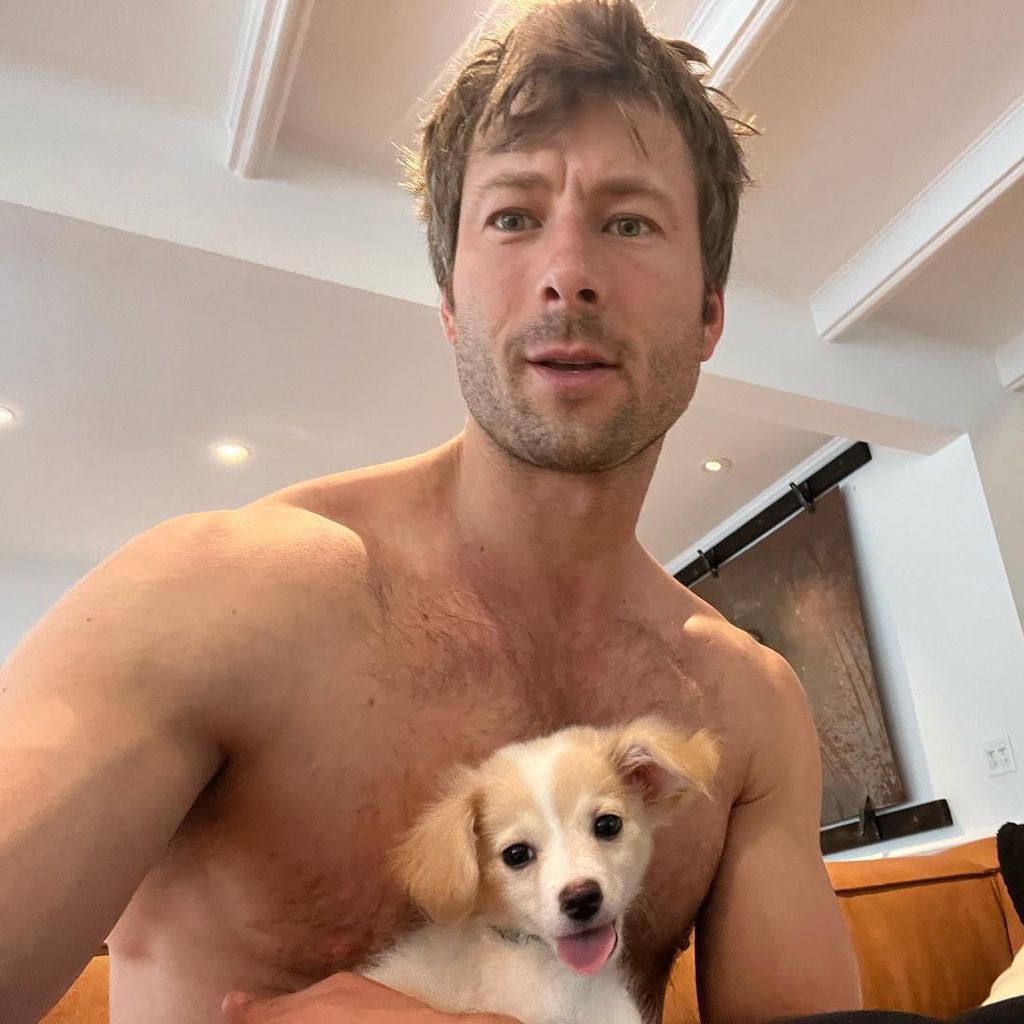 Glen Powell mit seinem Hund Brisket