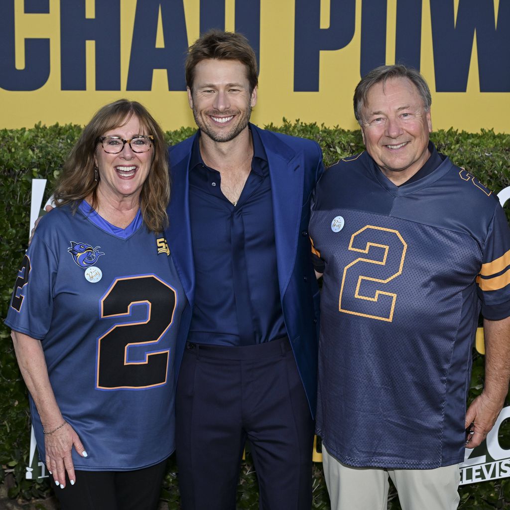 Schauspieler Glen Powell und seine Eltern, Premiere von "Chad Powers"