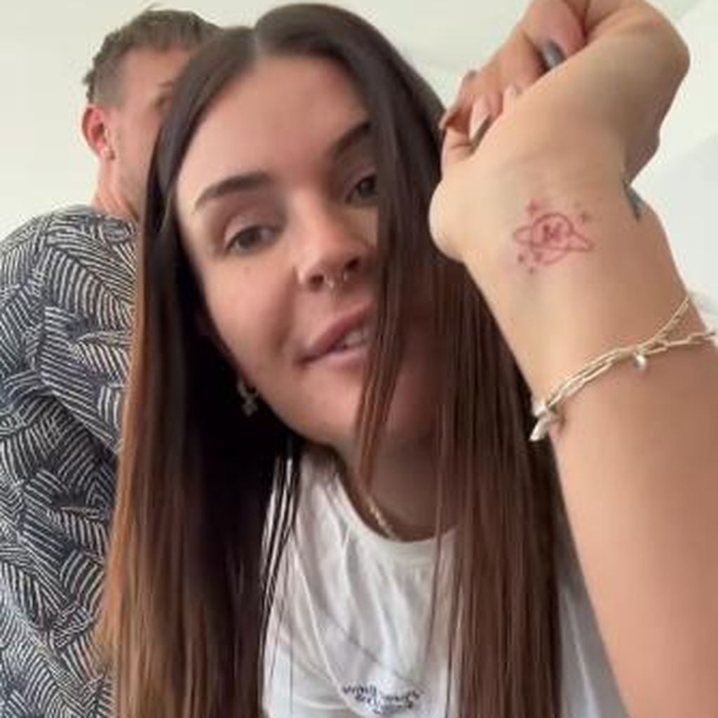 Gloria Schwesinger mit dem Liebestattoo für Micha, Oktober 2025