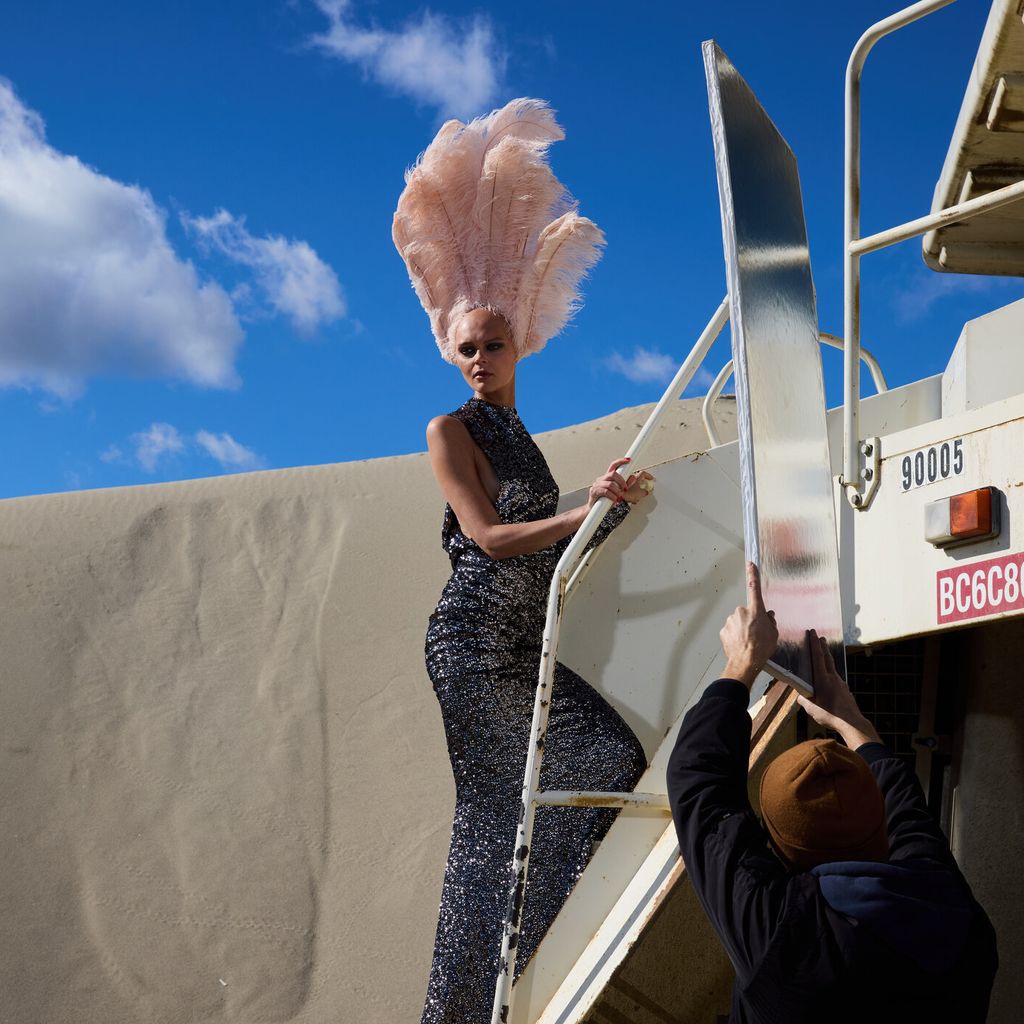 GNTM-Kandidatin Anika beim Shooting für Harper's Bazaar
