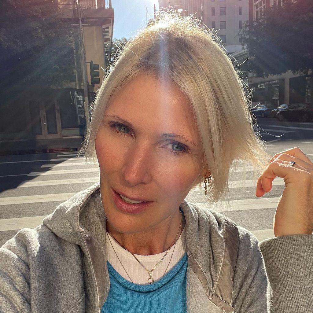 GNTM-Nicole auf einer Straße