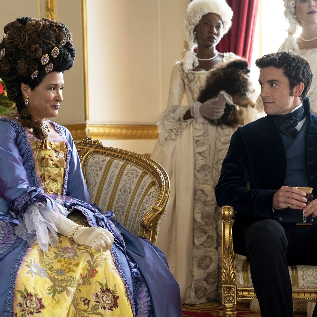 Golda Rosheuvel als Queen Charlotte und Jonathan Bailey als Anthony Bridgerton in "Bridgerton"