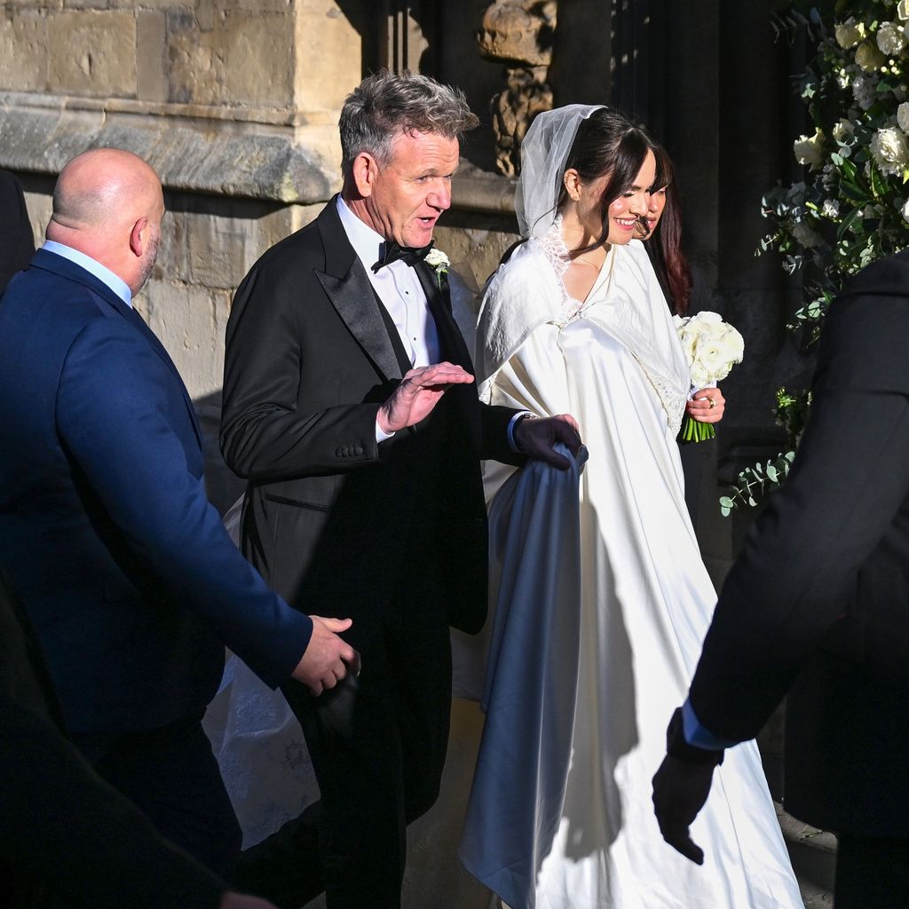 Gordon Ramsay begleitet Holly in Hochzeitskleid und Schleier zur Trauung an der Bath Abbey in Bath am 27. Dezember 2025
