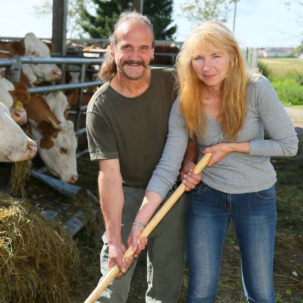 Gottfried und Martina bei der Arbeit im Stall