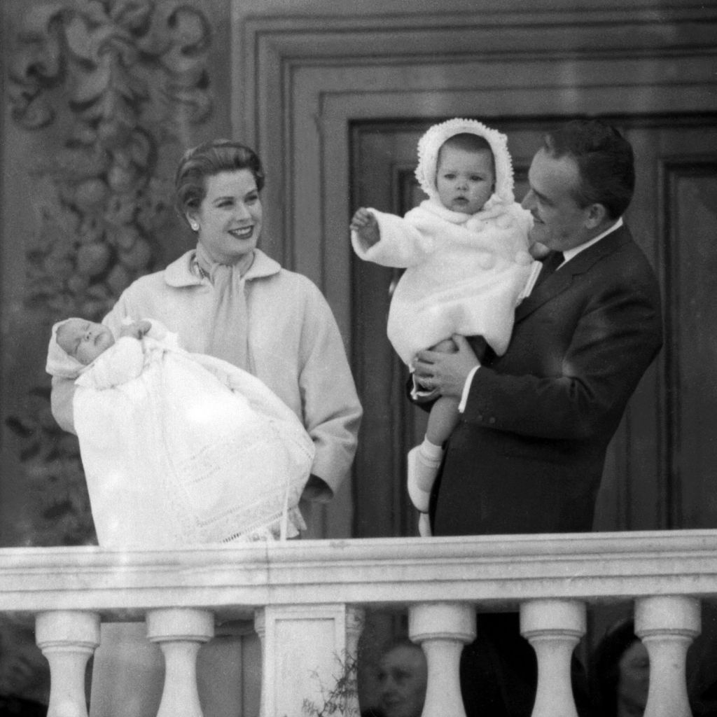 Grace Kelly und Fürst Rainier mit ihren Kindern Albert und Caroline