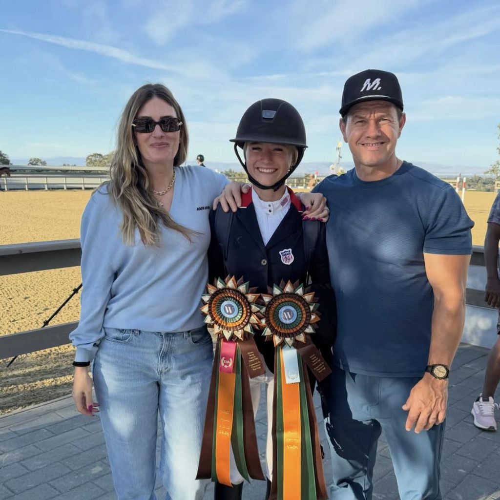 Grace Wahlberg und ihre Eltern Mark Wahlberg und Rhea Durham bei ihrem ersten Grand Prix 2026