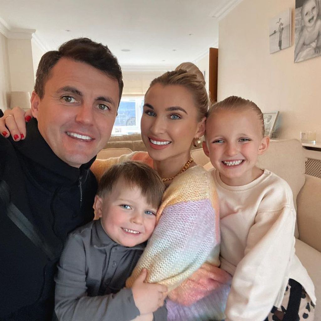 Greg Shepherd und Billie Faiers mit ihren Kindern Arthur und Nelly
