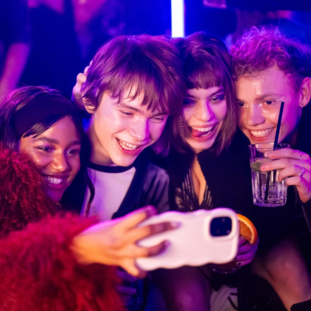 Greta Krämer, Yoran Leicher, Mariama Jobe und Jona Levin Nicolai in "Club der roten Bänder – Die neue Generation"