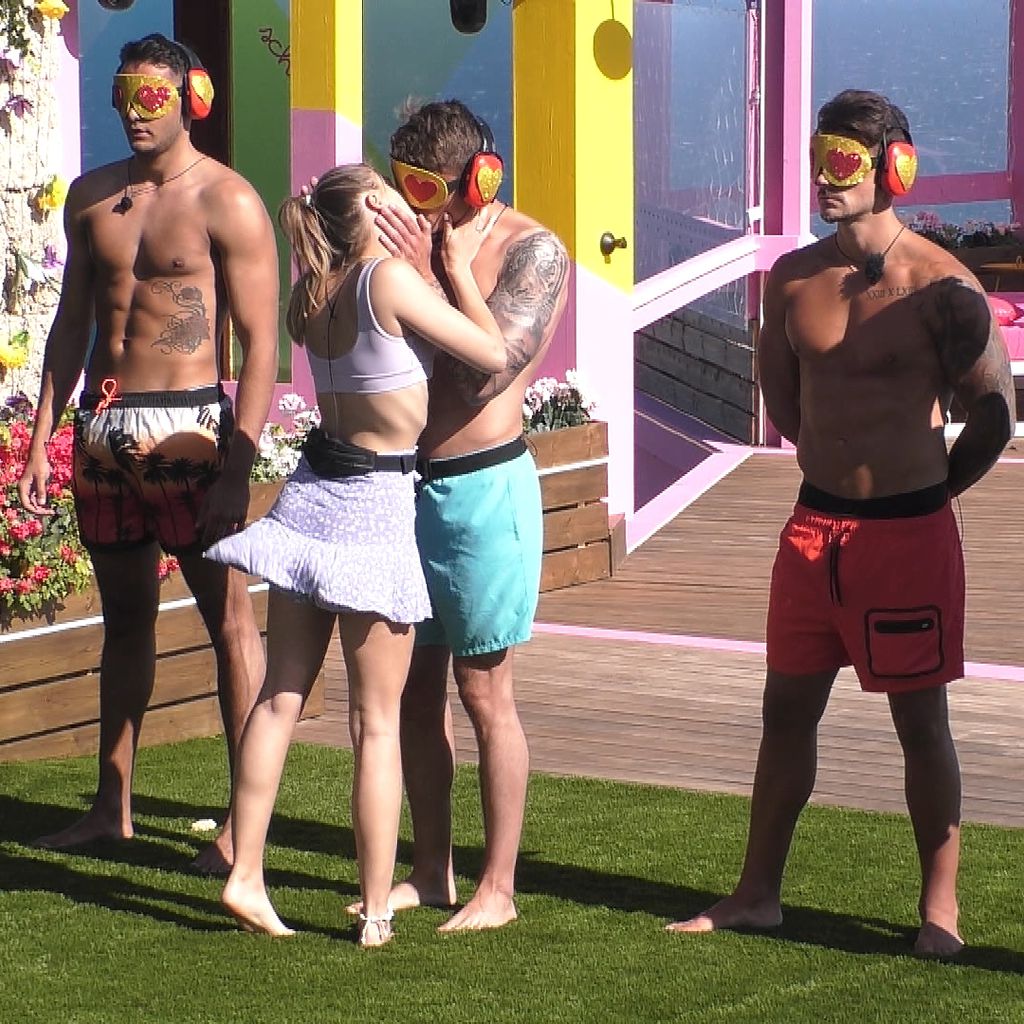Die "Love Island"-Stars bei einer Kuss-Challenge