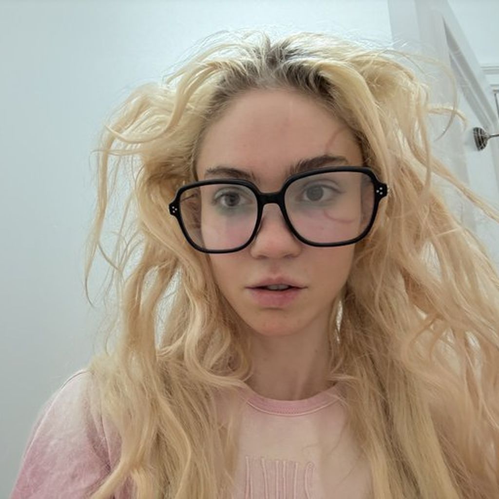 Grimes mit Gesichtstattoo